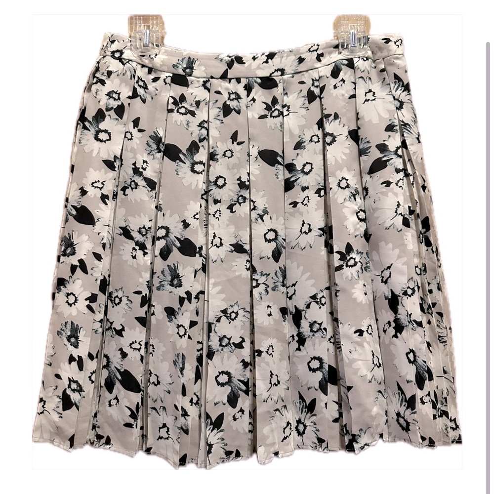 Banana Republic Pleated Silky Skirt 
Size 4
Perfect condition